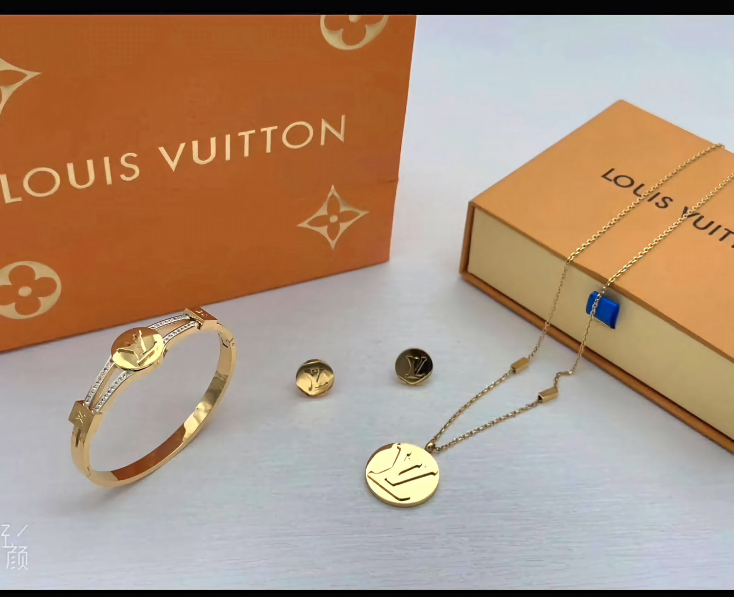 طقم من ماركة لويس فيتون  سمبل ناعم ذهبي