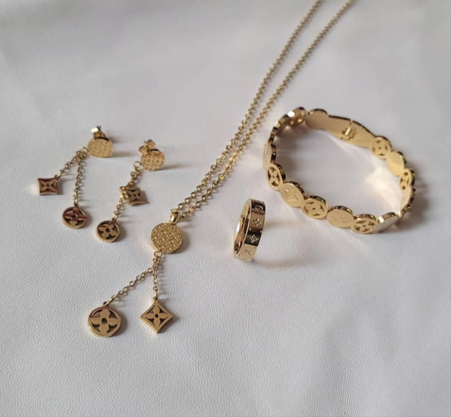 طقم من ماركة  لويس فيتون ذهبي ستانلس استيل