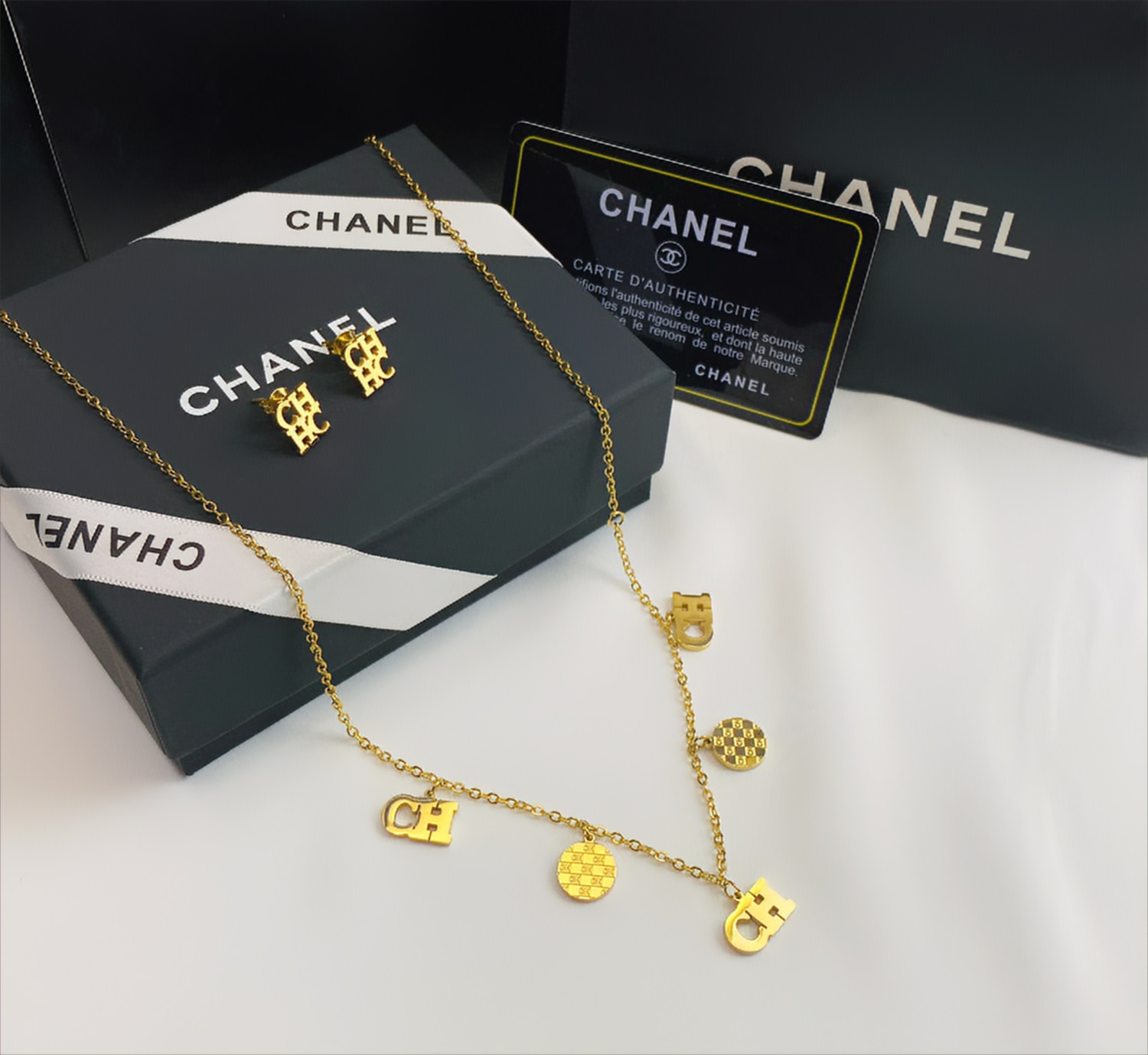 طقم شانيل سلسال وحلق استانليس استيل ذهبي