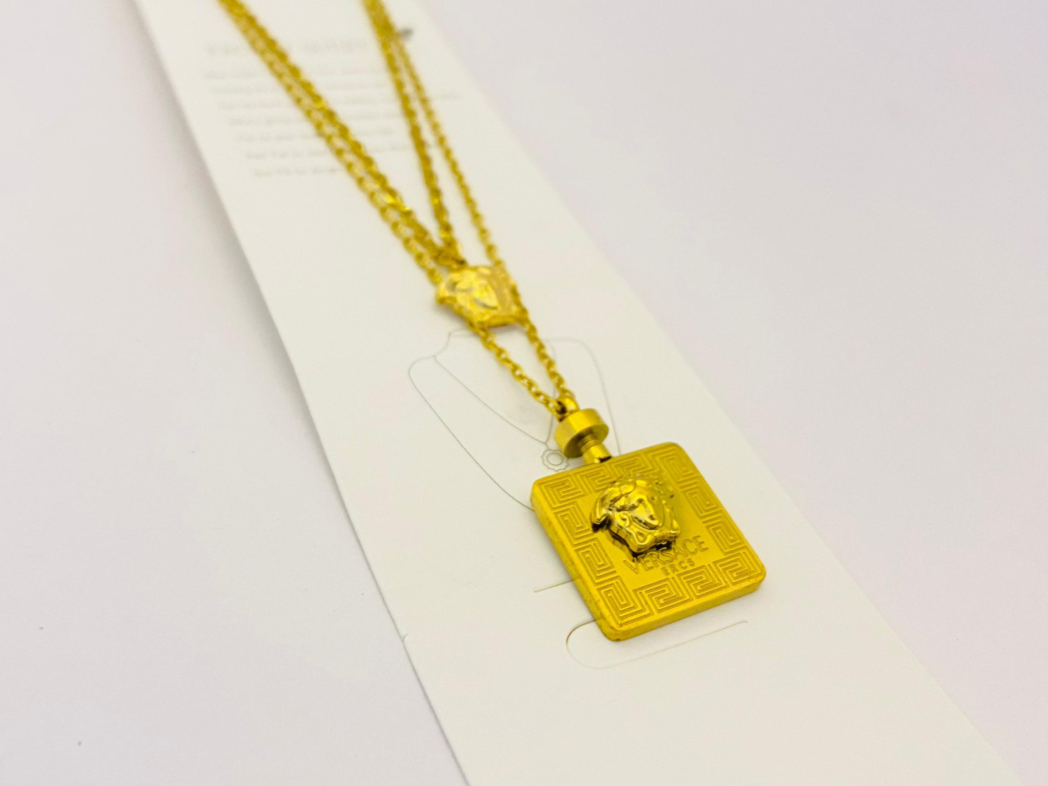 قلادة  فرازتشي بشعار ميدوسا ذهبية اللون