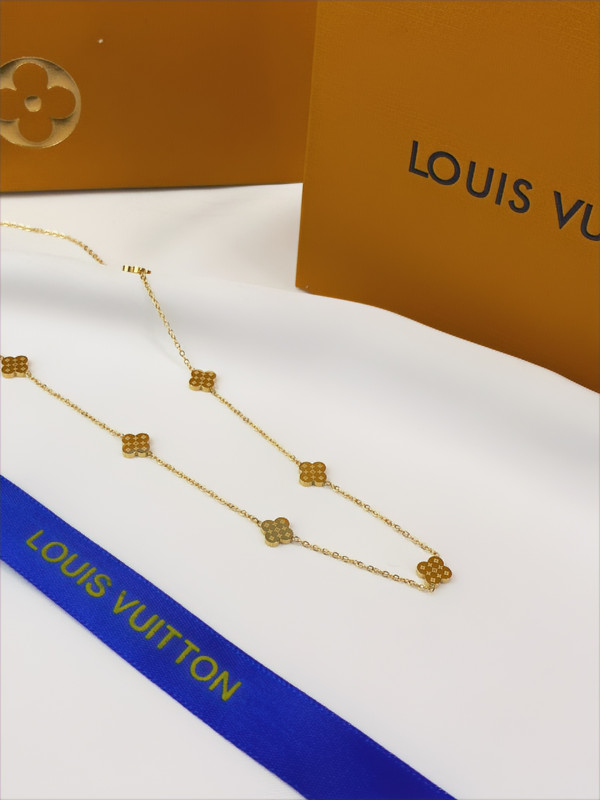 سلسال انيق  من ماركة لويس فيتون ( ذهبي ) ستانلس ستيل