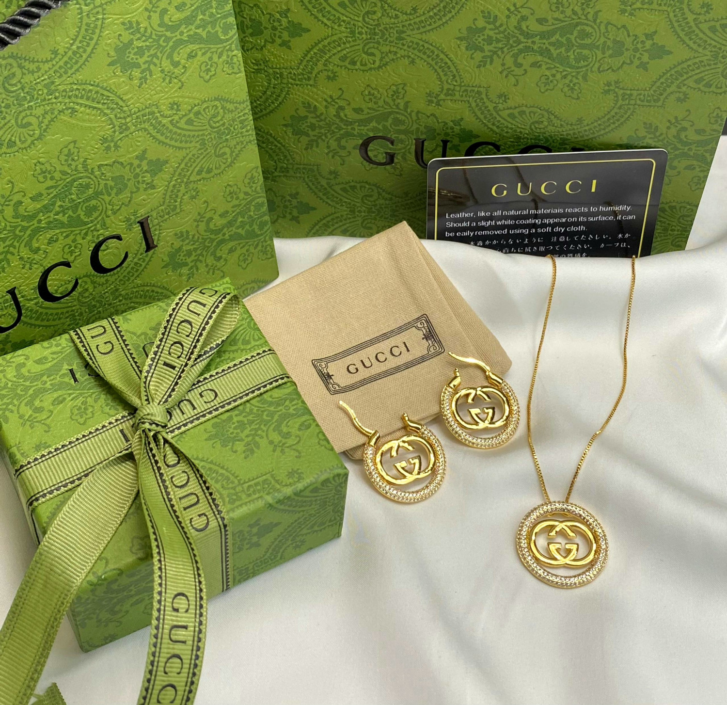 نص طقم اكسسوار من جوتشي  ذهبي ناعم  , ستانليس استيل