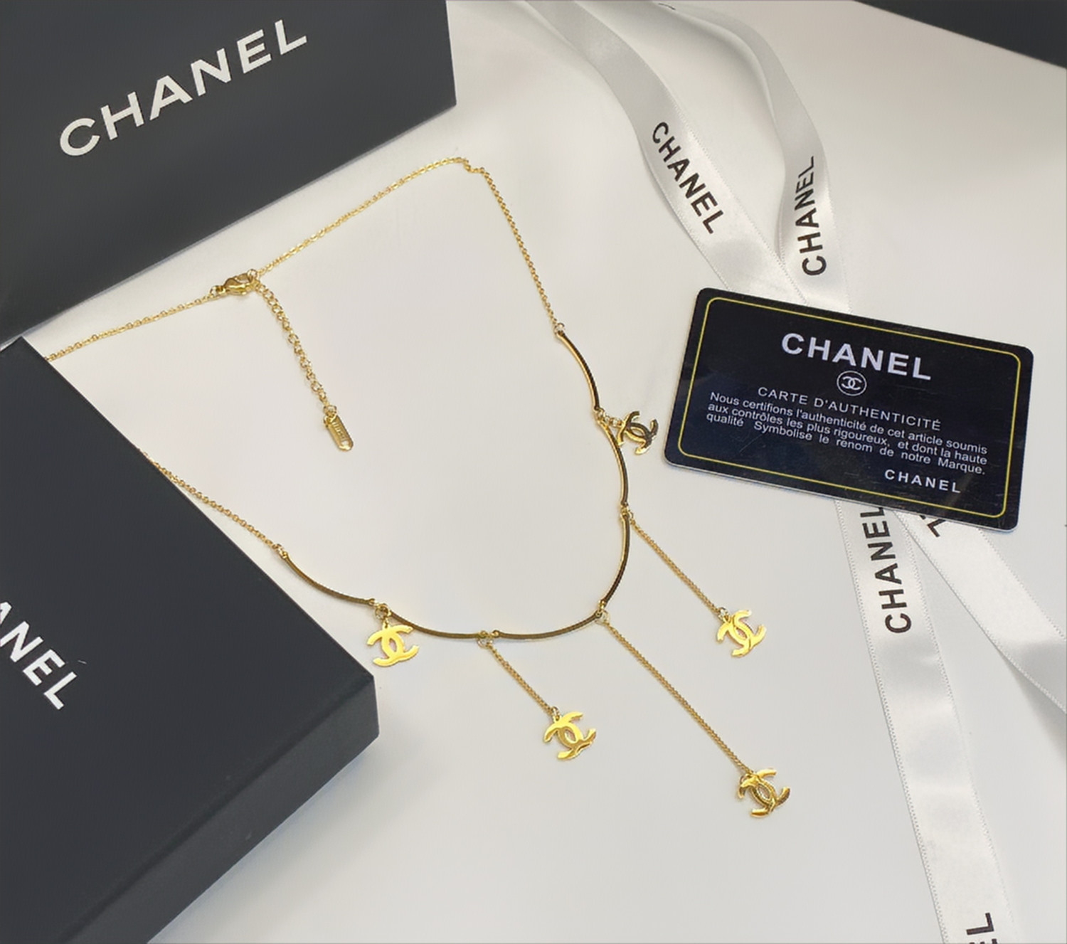 سلسال انيق وبسيط من ماركة  شانيل  ( ذهبي ) استانليس استيل