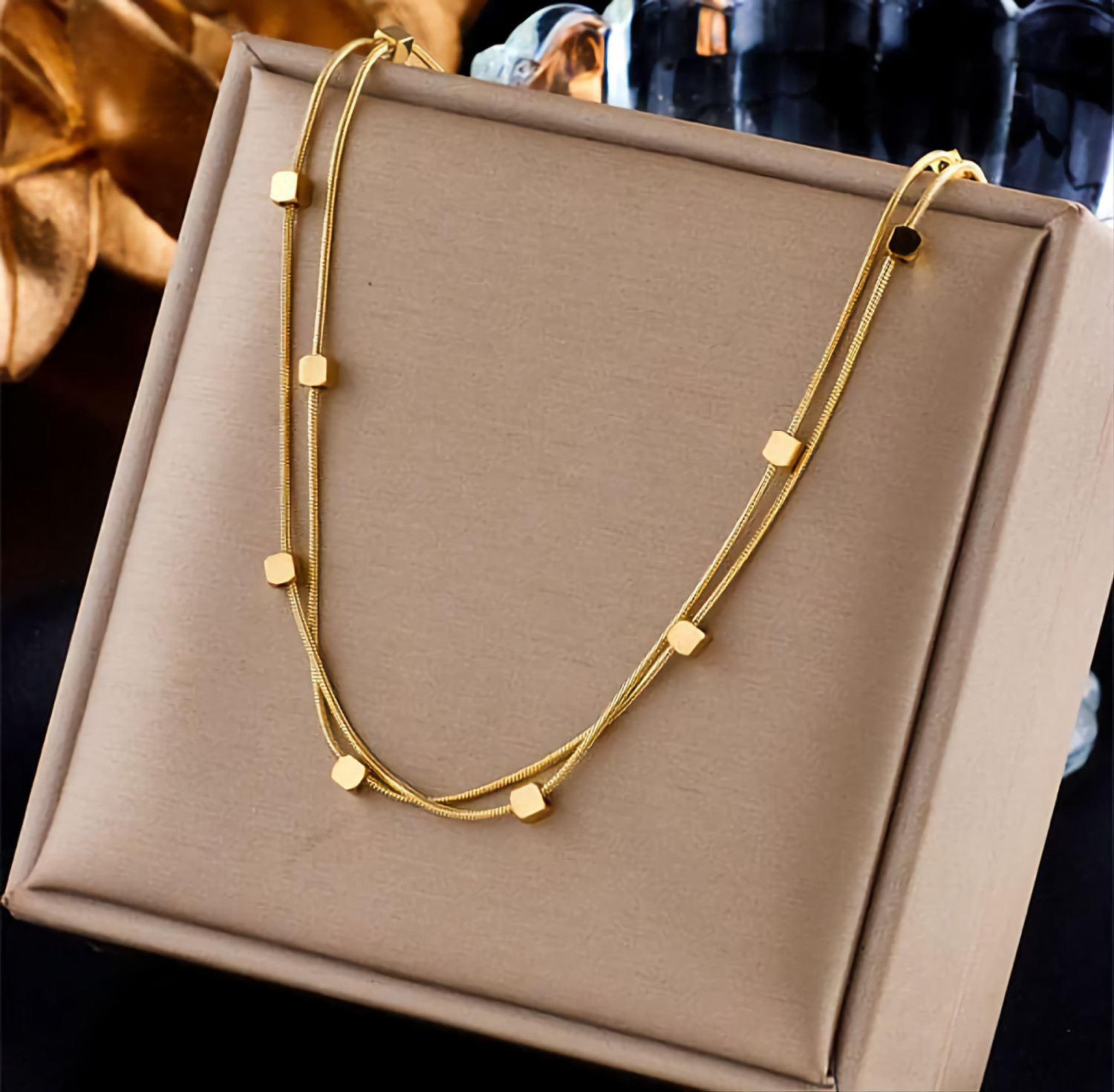 قلادة ذهبية  بتصميم مميز