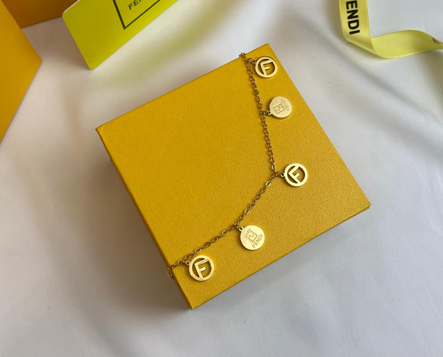 سلسال من ماركة فاندي ستانلس ستيل ( ذهبي )