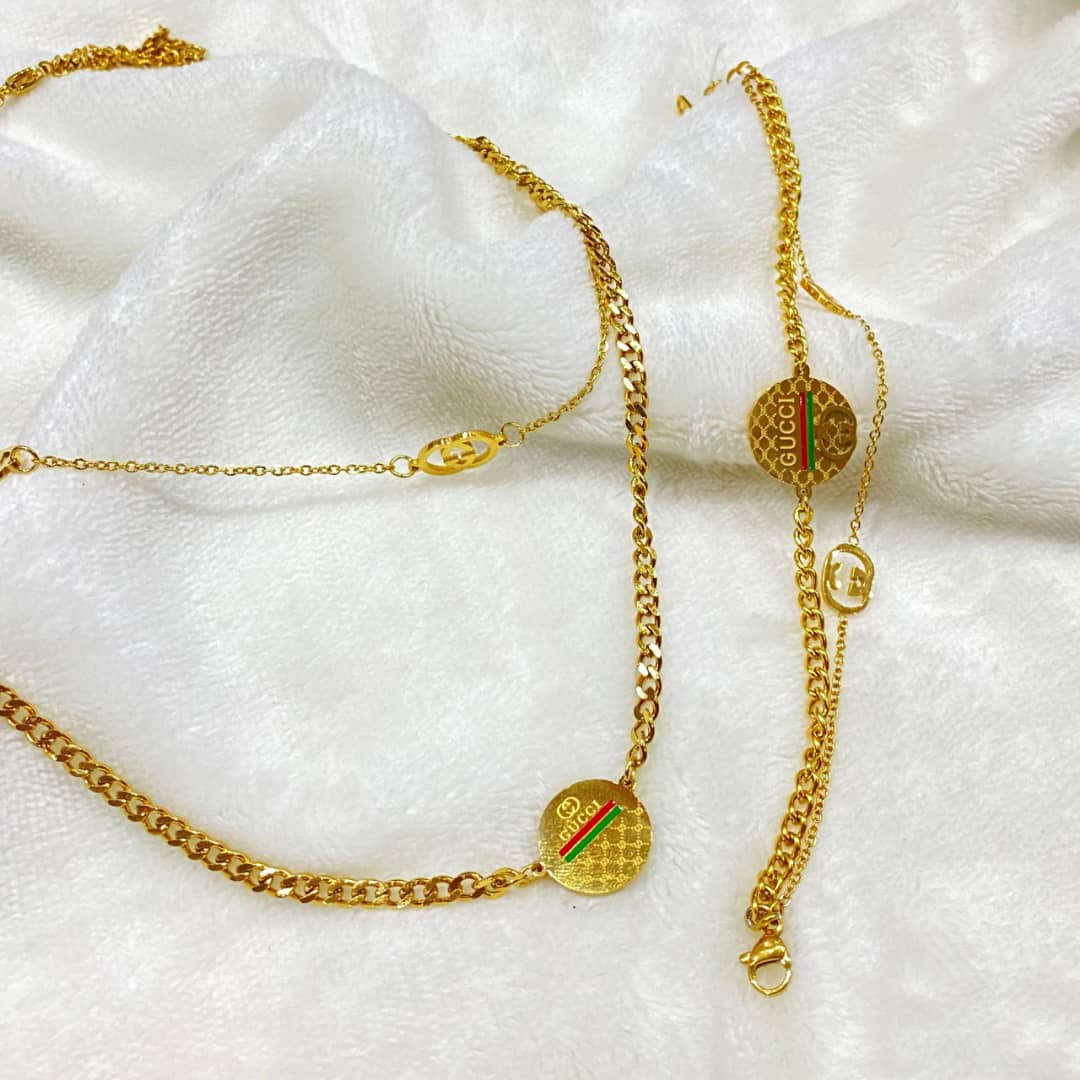 طقم من ماركة جوتشي سمبل ناعم ذهبي