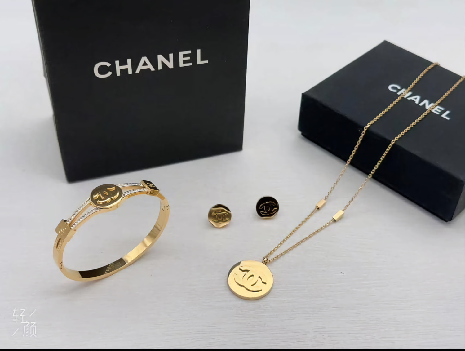 طقم من ماركة  شانيل  سمبل ناعم استانليس ستيل  ذهبي