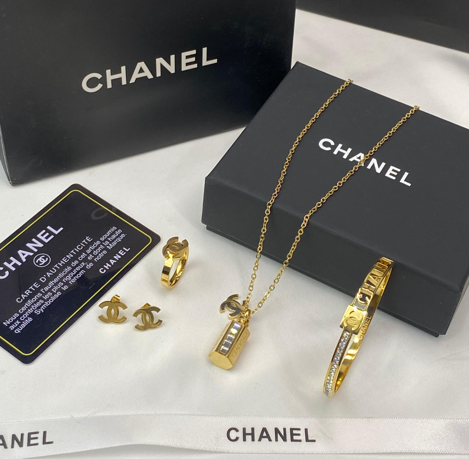 طقم اكسسوار من شانيل   ذهبي , ستانليس استيل