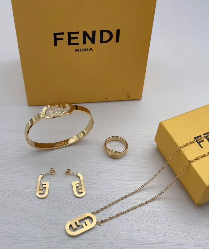 طقم من ماركة  فاندي  سمبل ناعم زركون ذهبي