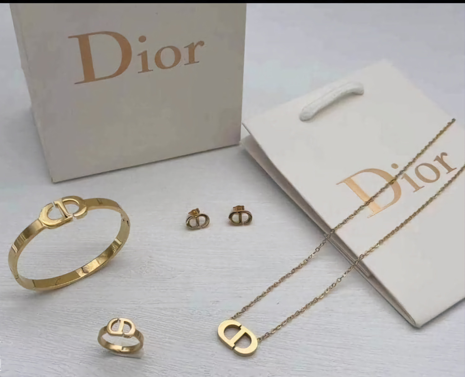 طقم من ماركة ديور سمبل ناعم زركون ذهبي