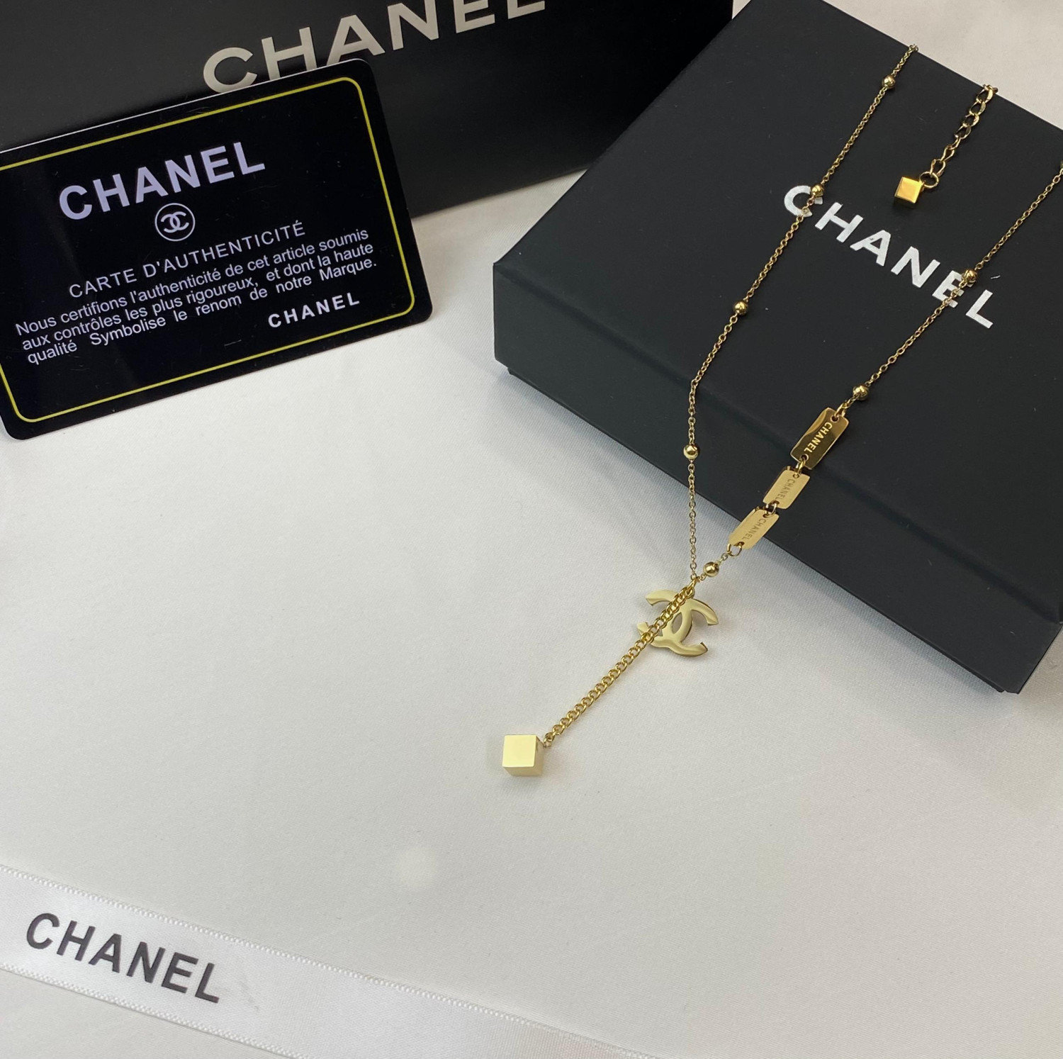 سلسال من شانيل  ستانليس استيل, ذهبي