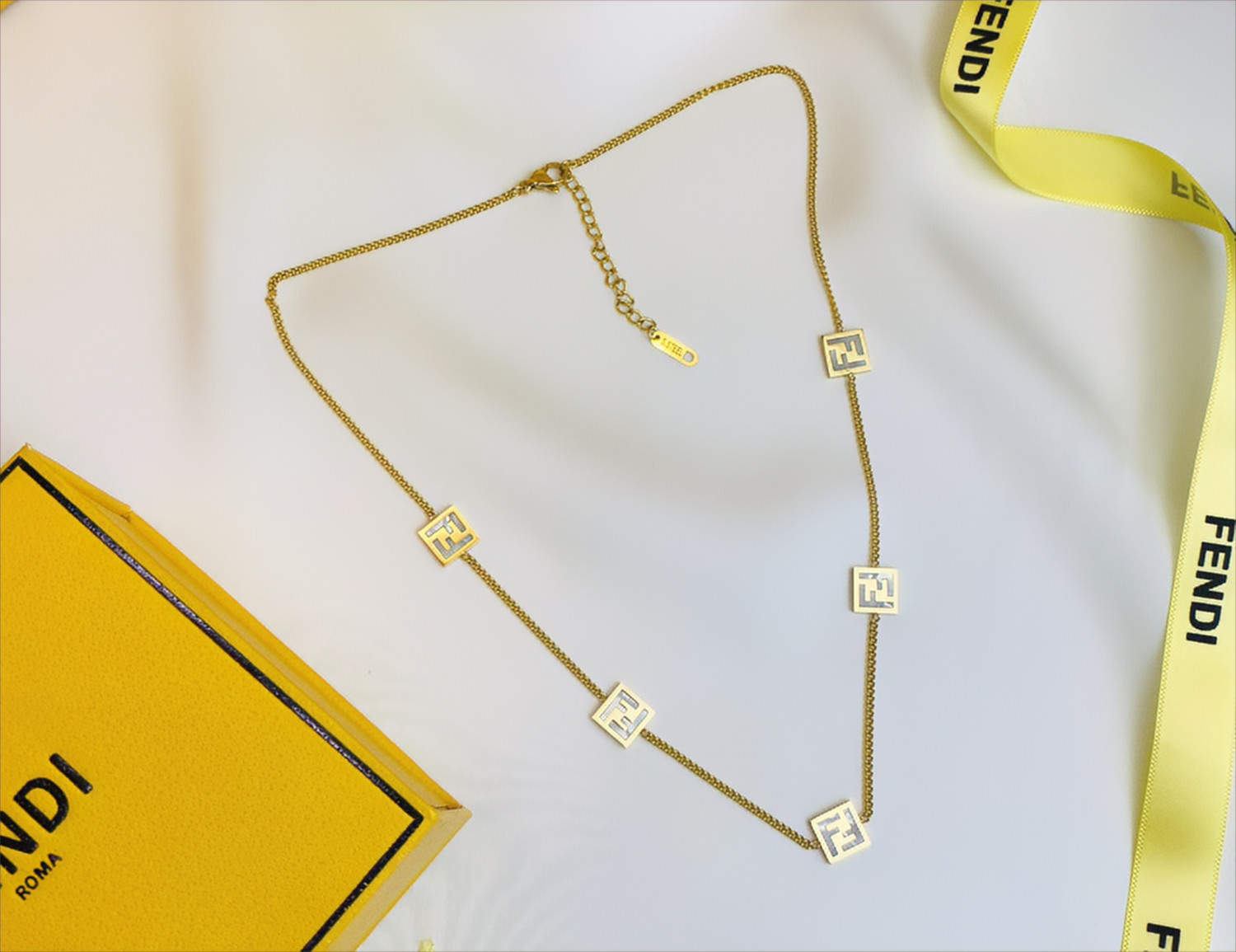 سلسال من فاندي ذهبي  ستانليس استيل